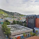 Emily - Sunny 1 Bed Apartment With Stunning City & Ocean Views