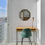 Emily - Sunny 1 Bed Apartment With Stunning City & Ocean Views